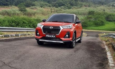 Mengemudi Mobil Manual Di Jalan Menanjak