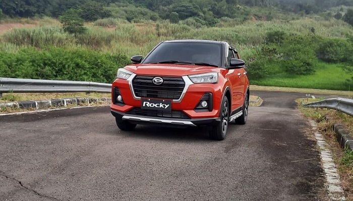 Mengemudi Mobil Manual Di Jalan Menanjak