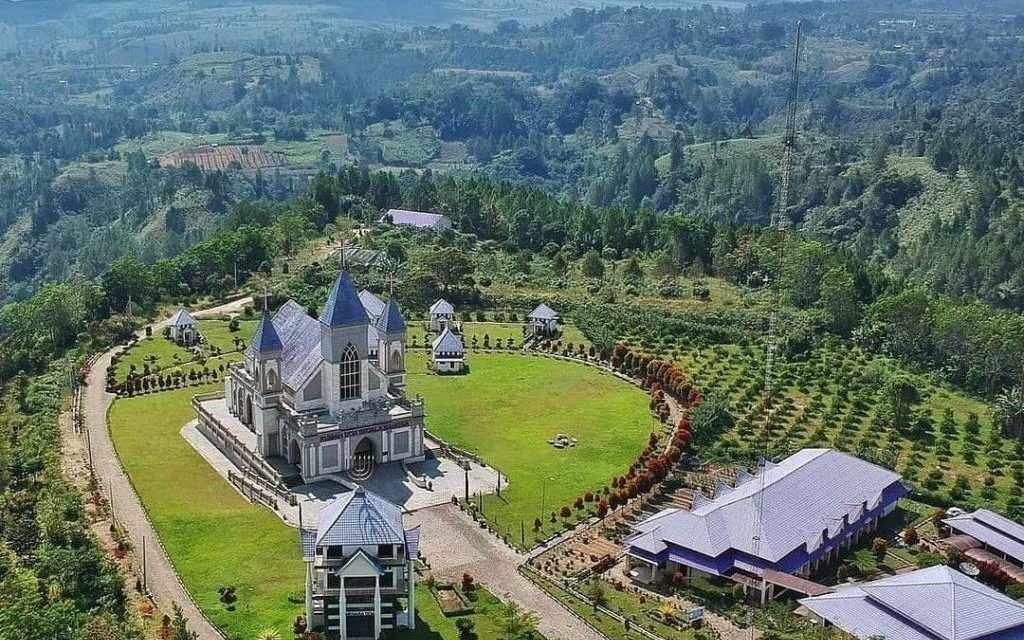 Prapat Kota Mini Yang Menyimpan Beragam Wisata Menarik