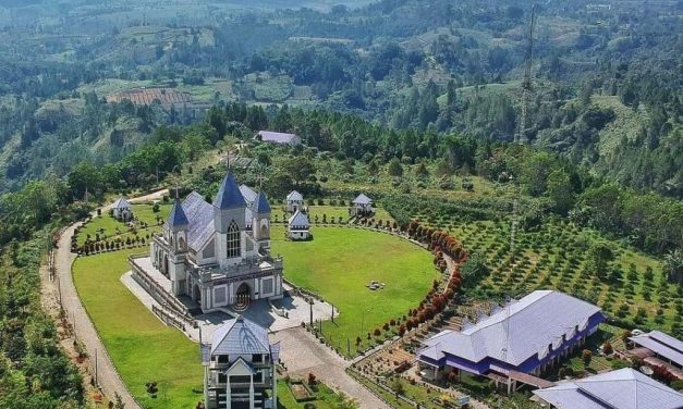 Prapat Kota Mini Yang Menyimpan Beragam Wisata Menarik