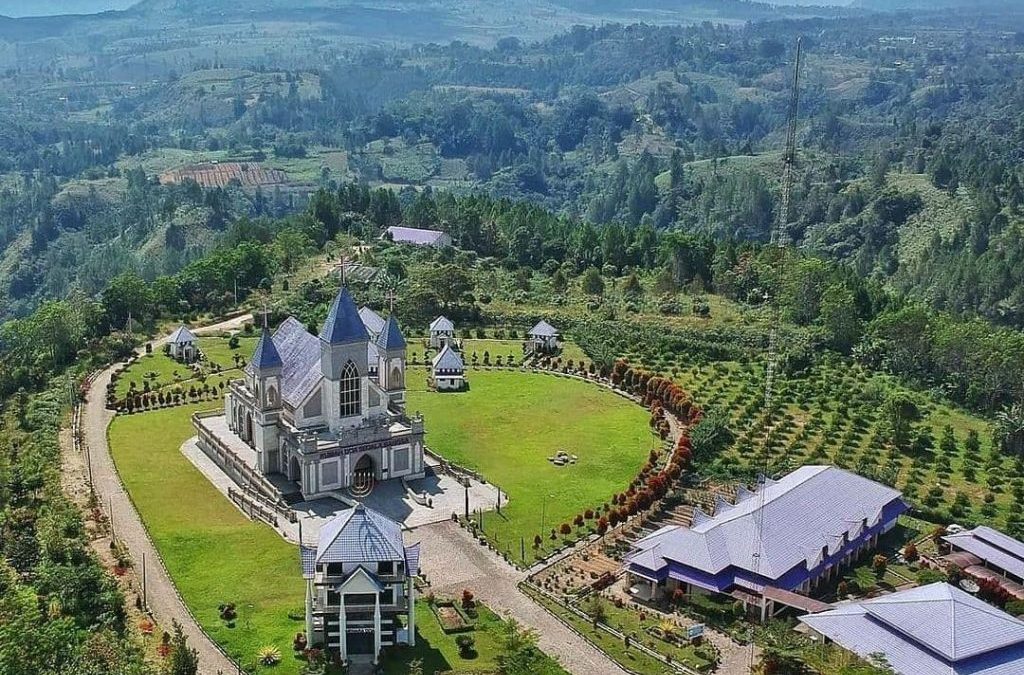 Prapat Kota Mini Yang Menyimpan Beragam Wisata Menarik