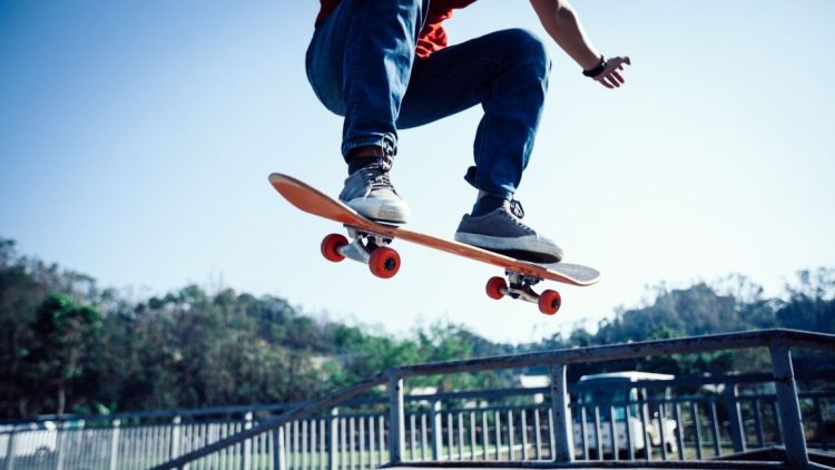 Olahraga Skateboard Yang Menggunakan Sebuah Papan