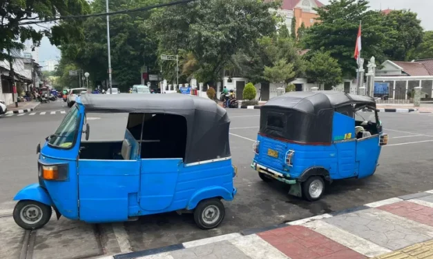 Transportasi Umum Bajaj Yang Tampil Di Zaman Modern