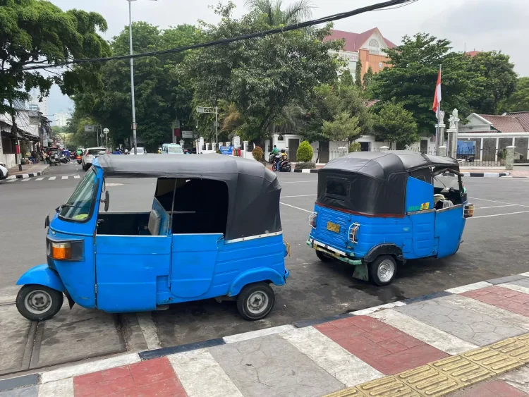 Transportasi Umum Bajaj Yang Tampil Di Zaman Modern