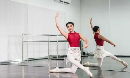 Seni Pertunjukan Balet Mempertunjukan Gerakan Indah