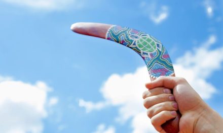 Alat Lempar Bumerang Dari Suku Aborigin