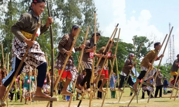 Permainan Tradisional Egrang Dari Indonesia Berbahan Bambu