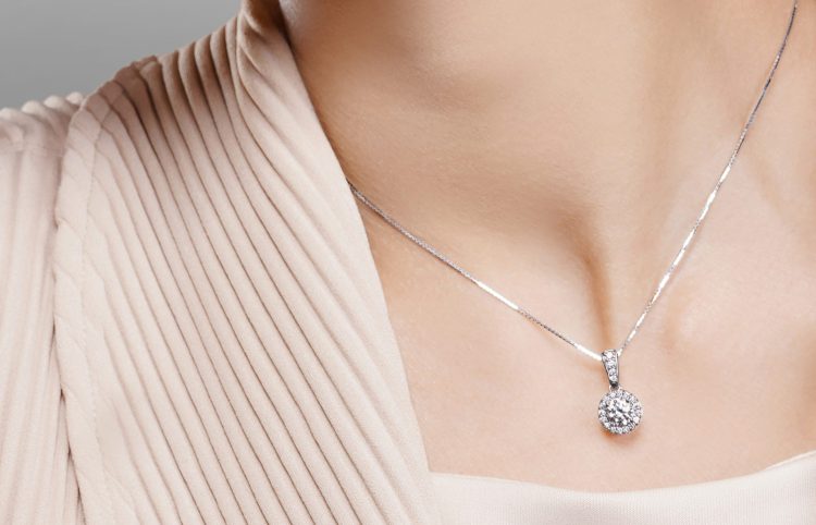 Perhiasan Di Leher Atau Necklace Mempunyai Sebuah Keindahan