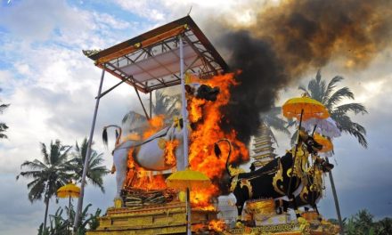 Pembakaran Jenazah Pada Upacara Ngaben Di Bali