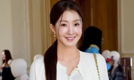 Di Balik Senyum Tenang Lee Si Young, Ada Luka Yang Tak Terlihat