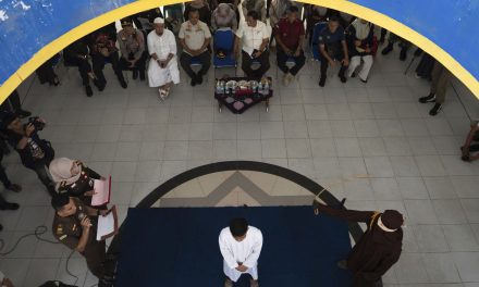 Dua Pria Dicambuk Di Aceh: Pelanggaran Syariah Kembali Disorot