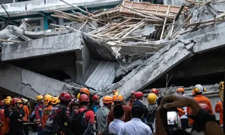 Di Balik Tembok Yang Runtuh, Ada Santri Yang Masih Bernapas