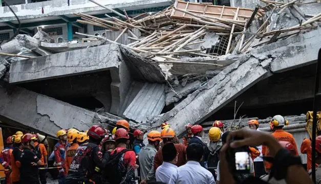 Di Balik Tembok Yang Runtuh, Ada Santri Yang Masih Bernapas