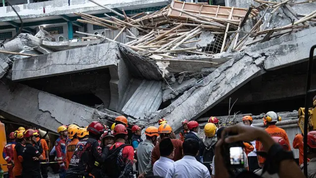 Di Balik Tembok Yang Runtuh, Ada Santri Yang Masih Bernapas
