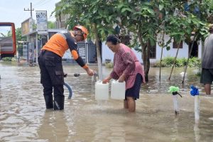 BPBD Lumajang Distribusikan Air Bersih Untuk Warga Banjir