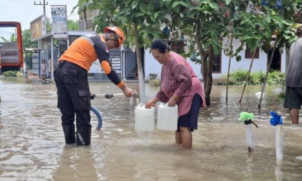 BPBD Lumajang Distribusikan Air Bersih Untuk Warga Banjir