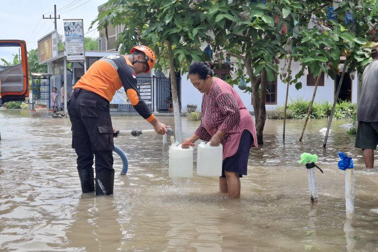 BPBD Lumajang Distribusikan Air Bersih Untuk Warga Banjir