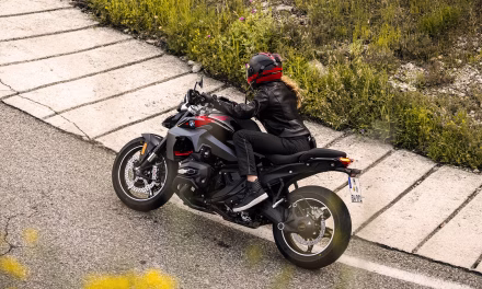 BMW R1300 R: Roadster Bertenaga Dengan Fitur Premium