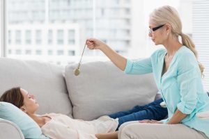 Cara Kerja Hipnotis: Benarkah Mengatasi Cemas Dan Nyeri ?