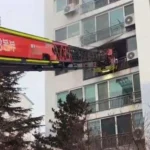 Ibu Nekat Panjat Lantai 6, Misi Penyelamatan Anak Paling Gila!