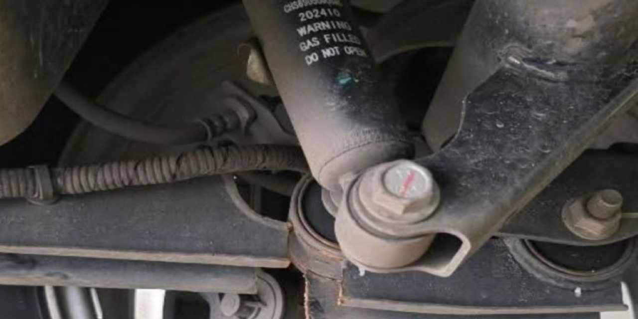 Tragedi Lubang Tol: VinFast VF3 Ringsek, Arm Patah Seketika!