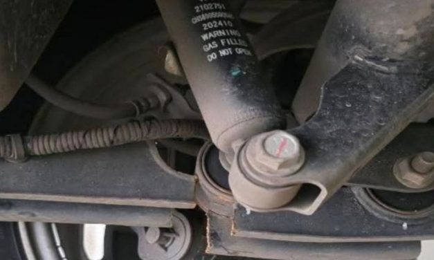 Tragedi Lubang Tol: VinFast VF3 Ringsek, Arm Patah Seketika!