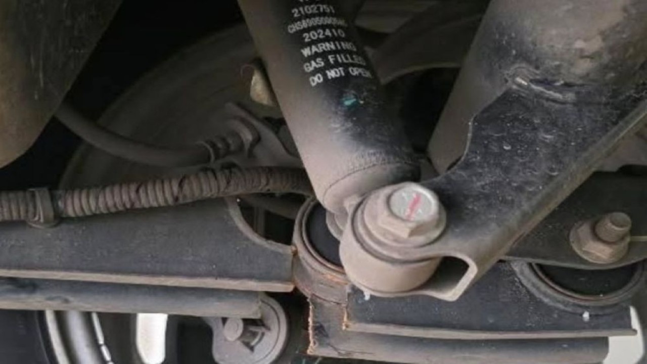 Tragedi Lubang Tol: VinFast VF3 Ringsek, Arm Patah Seketika!