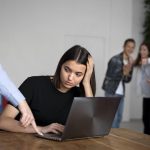 Dampak Mental Impostor Syndrome Bagi Pekerja Muda