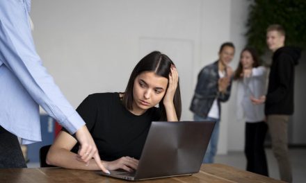 Dampak Mental Impostor Syndrome Bagi Pekerja Muda